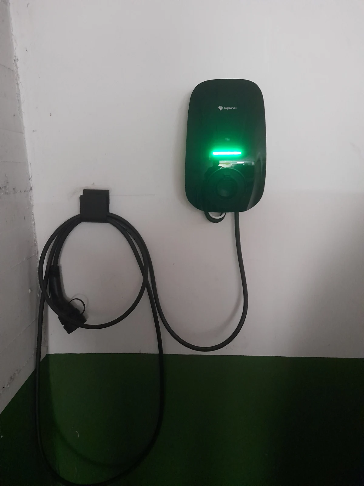 Punto de recarga instalado en un garaje por AC Electricidad